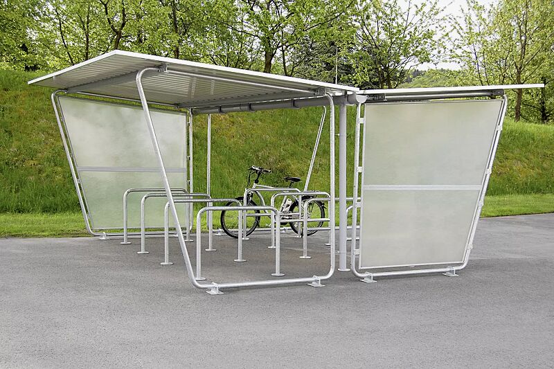 Fahrradüberdachung INDUS mit Trogdach, Dachbreite x Dachtiefe 4800 mm x 4660 mm, Seitenwände Polyester, opal transparent, Fahrradständer FLORIDA, Stahlkonstruktion feuerverzinkt