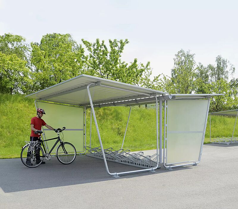 Fahrradüberdachung INDUS mit Trogdach, Dachbreite x Dachtiefe 4800 mm x 4660 mm, Seitenwände Polyester, opal transparent, Fahrradständer UNIVERSAL, Stahlkonstruktion feuerverzinkt