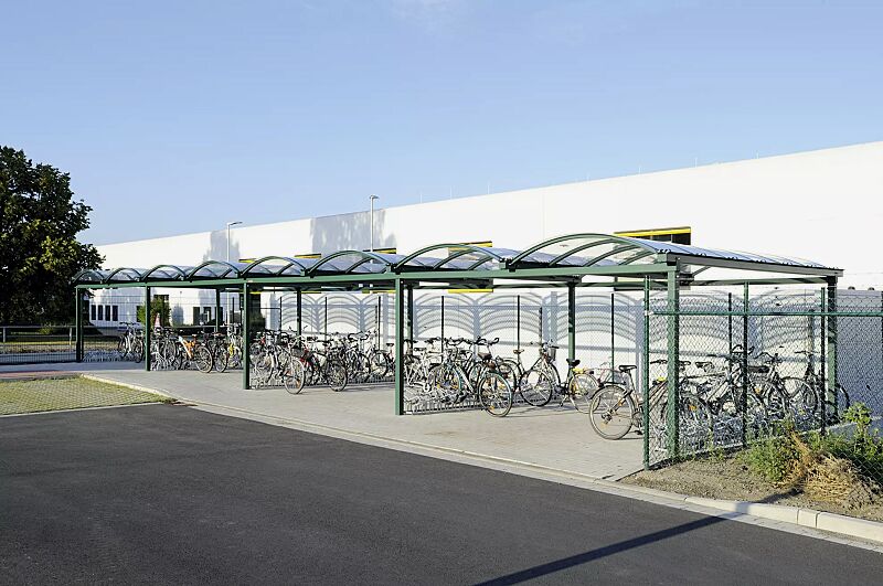 Fahrradüberdachung KALLISTO mit auftragsbezogener Anpassung, Dachbreite x Dachtiefe 20120 mm x 2250 mm, mit Fahrradständer UNIVERSAL, Stahlkonstruktion in RAL 6005 moosgrün