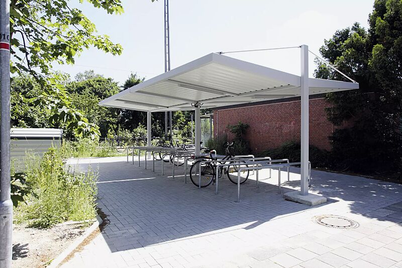 Fahrradüberdachung LIPTO mit Trogdach, auftragsbezogene Anpassung - 2 aneinander gebaute Anlagen mit Wasserüberlaufblech, Dachreite x Dachtiefe 8990 mm x 4780 mm, Fahrradanlehnbügel ALBANY, Stahlkonstruktion in RAL 9006 weißaluminium