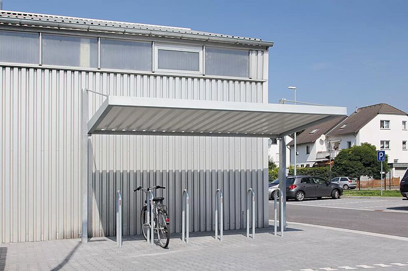Fahrradüberdachung LIPTO mit Pultdach, Anlehnbügel LIVORNO, Stahlkonstruktion feuerverzinkt