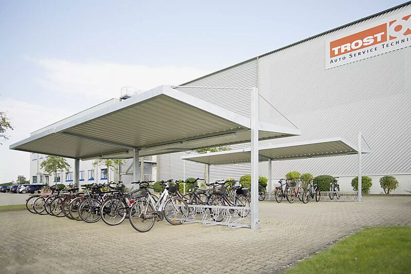 Fahrradüberdachung LIPTO mit Trogdach, auftragsbezogene Anpassung, Dachbreite x Dachtiefe 8990 mm x 4780 mm, Fahrradständer SEATTLE, Stahlkonstruktion feuerverzinkt