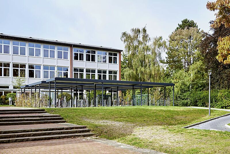 fahrradueberdachung-luna-green__shoKAT0077364 Fahrradüberdachung LUNA GREEN mit bauseitiger Dachbegrünung, Dachbreite x Dachtiefe 13660 mm x 2400 mm bzw. 4800 mm, Fahrradständer MISSOURI, Stahlkonstruktion in RAL 7016 anthrazitgrau