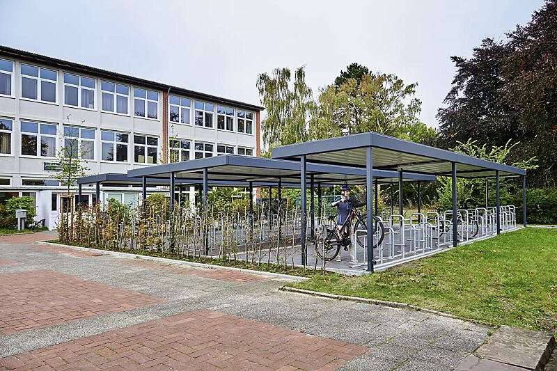 fahrradueberdachung-luna-green__shoKAT0077366 Fahrradüberdachung LUNA GREEN mit bauseitiger Dachbegrünung, Dachbreite x Dachtiefe 13660 mm x 2400 mm bzw. 4800 mm, Fahrradständer MISSOURI, Stahlkonstruktion in RAL 7016 anthrazitgrau