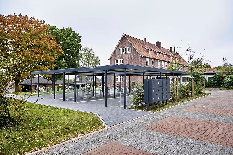 fahrradueberdachung-luna-green__shoKAT0077367 Fahrradüberdachung LUNA GREEN mit bauseitiger Dachbegrünung, Dachbreite x Dachtiefe 13660 mm x 2400 mm bzw. 4800 mm, Fahrradständer MISSOURI, Schließfachanlage SECURE XL, Stahlkonstruktion in RAL 7016 anthrazitgrau