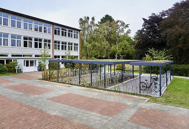 fahrradueberdachung-luna-green__shoKAT0077368 Fahrradüberdachung LUNA GREEN mit bauseitiger Dachbegrünung, Dachbreite x Dachtiefe 13660 mm x 2400 mm bzw. 4800 mm, Fahrradständer MISSOURI, Stahlkonstruktion in RAL 7016 anthrazitgrau