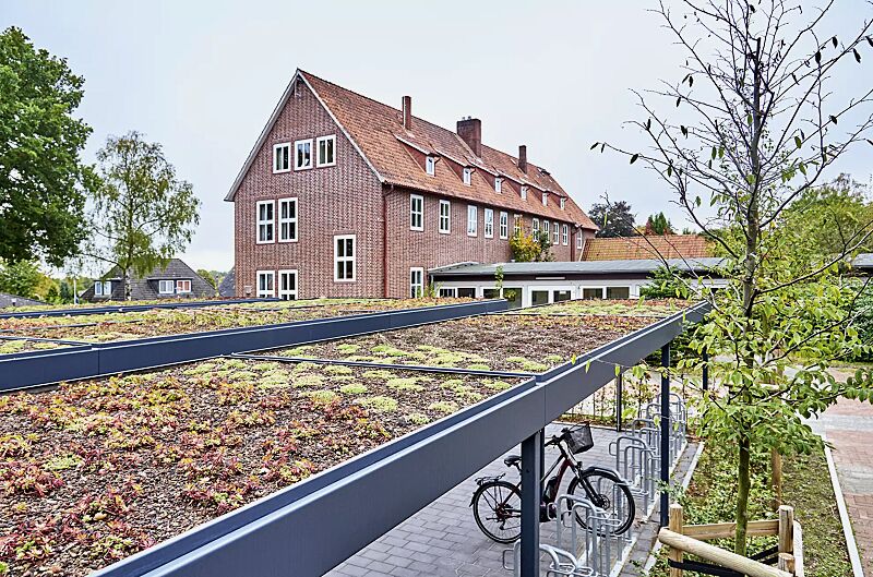 fahrradueberdachung-luna-green__shoKAT0077369 Fahrradüberdachung LUNA GREEN mit bauseitiger Dachbegrünung, Dachbreite x Dachtiefe 13660 mm x 2400 mm bzw. 4800 mm, Fahrradständer MISSOURI, Stahlkonstruktion in RAL 7016 anthrazitgrau