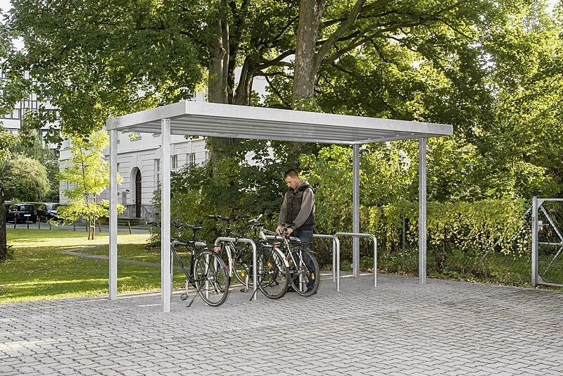 Fahrradüberdachung LUNA, einseitig, Dachbreite x Dachtiefe 4660 mm x 2400 mm, Anlehnbügel ZAGREB, Stahlkonstruktion feuerverzinkt