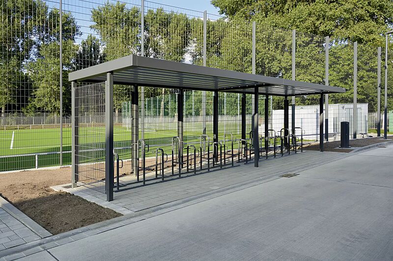 Fahrradüberdachung LUNA, Dachbreite x Dachtiefe 9160 mm x 2400 mm, Rück- / Seitenwände Doppelstabgittermatte, Fahrradständer MISSOURI, Stahlkonstruktion in RAL 7043 verkehrsgrau