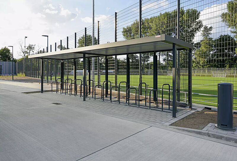 Fahrradüberdachung LUNA, Dachbreite x Dachtiefe 9160 mm x 2400 mm, Rück- / Seitenwände Doppelstabgittermatte, Fahrradständer MISSOURI, Stahlkonstruktion in RAL 7043 verkehrsgrau