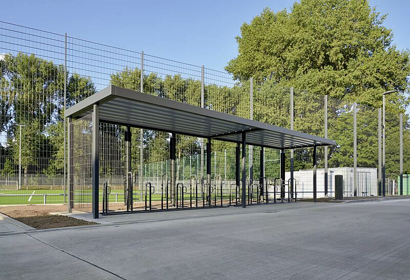 Fahrradüberdachung LUNA, Dachbreite x Dachtiefe 9160 mm x 2400 mm, Rück- / Seitenwände Doppelstabgittermatte, Fahrradständer MISSOURI, Stahlkonstruktion in RAL 7043 verkehrsgrau