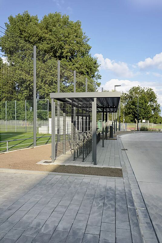 Fahrradüberdachung LUNA, Dachbreite x Dachtiefe 9160 mm x 2400 mm, Rück- / Seitenwände Doppelstabgittermatte, Fahrradständer MISSOURI, Stahlkonstruktion in RAL 7043 verkehrsgrau