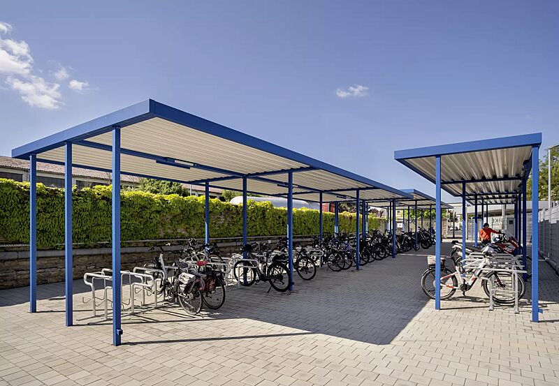 Fahrradüberdachung LUNA, Dachbreite x Dachtiefe 13660 mm x 4800 mm, Fahrradständer HEDLAND, Stahlkonstruktion in RAL 5010 enzianblau