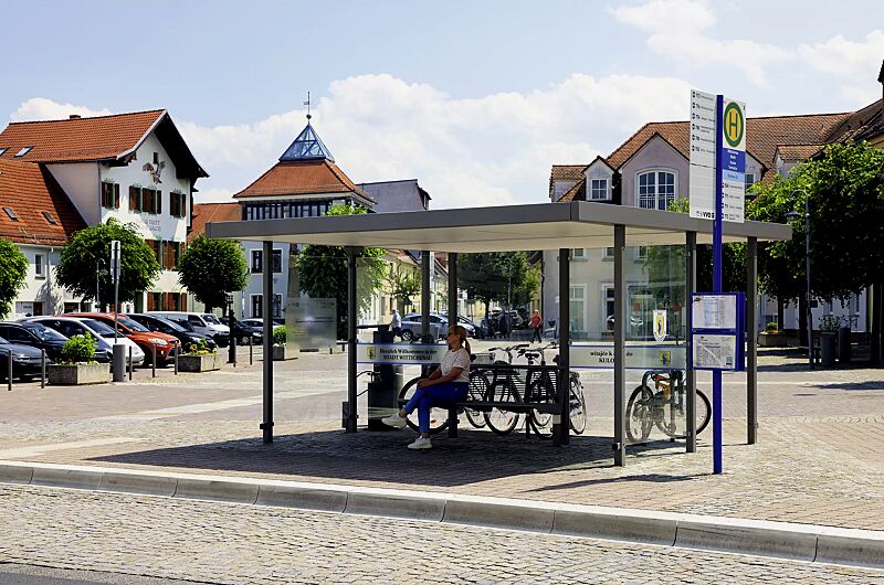 Fahrradüberdachung LUNA, Dachbreite x Dachtiefe 4660 mm x 4800 mm, Mittel- und Seitenwand ESG, Klarglas, Deckenverkleidung mit integrierter LED-Beleuchtung, Sitzbank CARPI, Stahlkonstruktion in DB 702 eisenglimmer