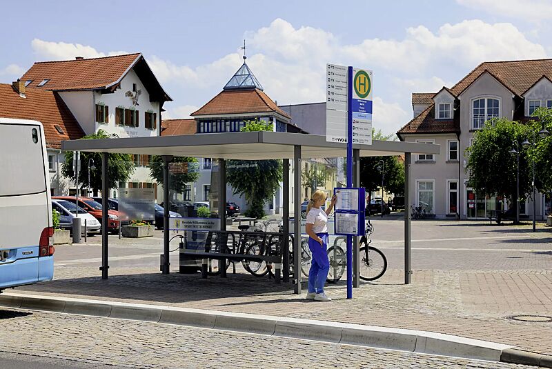 Fahrradüberdachung LUNA, Dachbreite x Dachtiefe 4660 mm x 4800 mm, Mittel- und Seitenwand ESG, Klarglas, Deckenverkleidung mit integrierter LED-Beleuchtung, Sitzbank CARPI, Stahlkonstruktion in DB 702 eisenglimmer