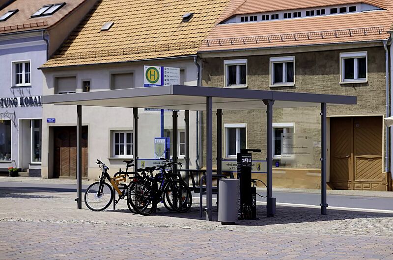 Fahrradüberdachung LUNA, Dachbreite x Dachtiefe 4660 mm x 4800 mm, Mittel- und Seitenwand ESG, Klarglas, Deckenverkleidung mit integrierter LED-Beleuchtung, Sitzbank CARPI, Stahlkonstruktion in DB 702 eisenglimmer