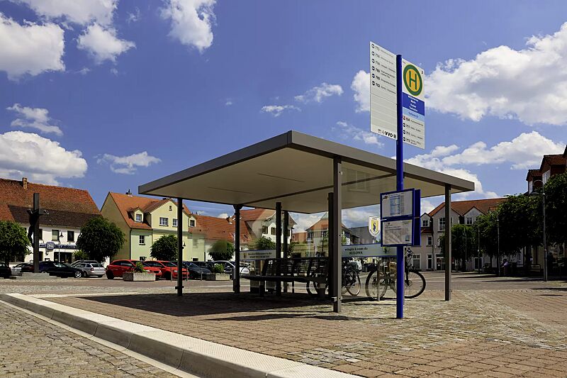 Fahrradüberdachung LUNA, Dachbreite x Dachtiefe 4660 mm x 4800 mm, Mittel- und Seitenwand ESG, Klarglas, Deckenverkleidung mit integrierter LED-Beleuchtung, Sitzbank CARPI, Stahlkonstruktion in DB 702 eisenglimmer