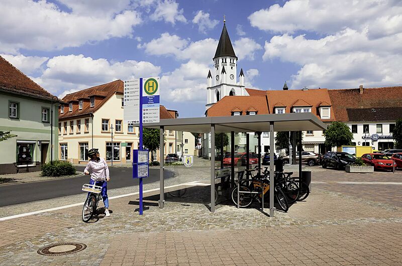 Fahrradüberdachung LUNA, Dachbreite x Dachtiefe 4660 mm x 4800 mm, Mittel- und Seitenwand ESG, Klarglas, Deckenverkleidung mit integrierter LED-Beleuchtung, Sitzbank CARPI, Stahlkonstruktion in DB 702 eisenglimmer