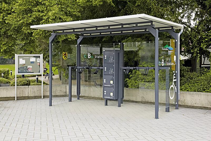 fahrradueberdachung-matrix__shoKAT0038213 Fahrradüberdachung MATRIX, Dachbreite x Dachtiefe 5090 mm x 2750 mm, Rück- / Seitenwände ESG, Klarglas, Scheibendekor bauseits, Regenrinne mit Fallrohr, Design-Lenkerhaltesystem UNIT, Schließfachanlage SECURE, Stahlkonstruktion in RAL 7016 anthrazitgra...