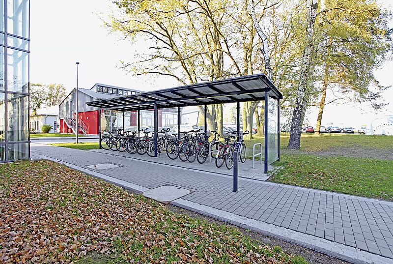 fahrradueberdachung-pegasus__shoKAT0035423 Fahrradüberdachung PEGASUS mit Pultdach, Dachbreite x Dachtiefe 9300 mm x 2250 mm, Rück- / Seitenwände aus ESG, Klarglas, mit auftragsbezogener Anpassung (Dacheindeckung Trapezblech), Anlehnbügel FLORIDA, Stahlkonstruktion in RAL 7016 anthrazitgrau