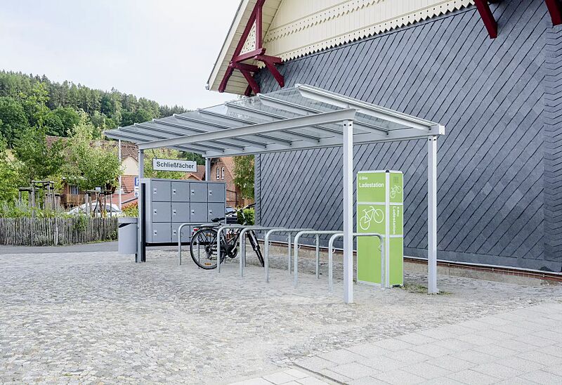 fahrradueberdachung-pegasus__shoKAT0069074 Fahrradüberdachung PEGASUS mit Pultdach, Dachbreite x Dachtiefe 12300 mm x 2250 mm, Anlehnbügel MIAMI, Schließfachanlage SECURE mit 12 Schließfächern, E-Bike-Ladestellenschrank AMARO mit 4 kleinen Fächern, Stahlkonstruktion in RAL 7040 fenstergrau bzw....