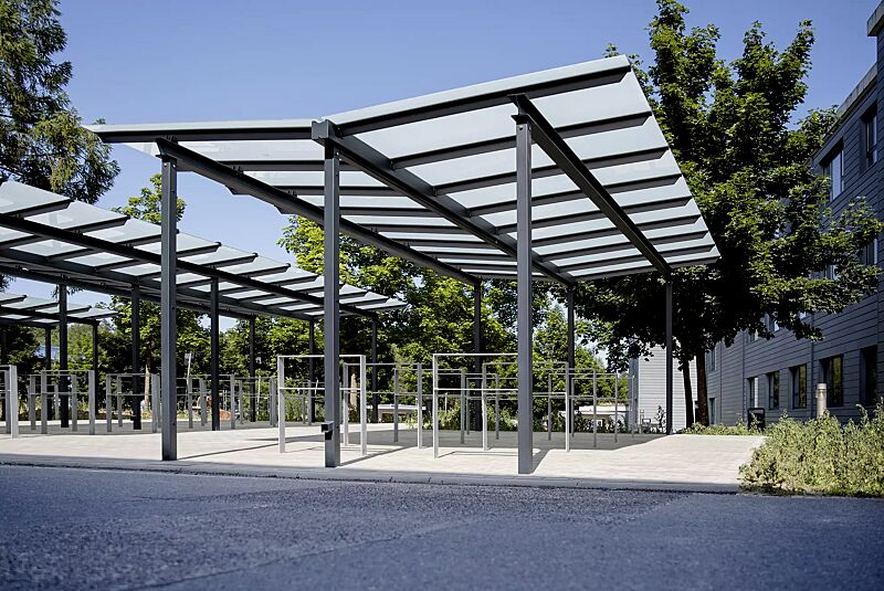 fahrradueberdachung-pegasus__shoKAT0076908 Fahrradüberdachung PEGASUS mit Trogdach, Dachbreite x Dachtiefe 9300 mm x 4500 mm, auftragsbezogene Anpassung der VSG-Dacheindeckung mit Milchglasfolie, Anlehnbügel UTAH, Stahlkonstruktion in RAL 7016 anthrazitgrau