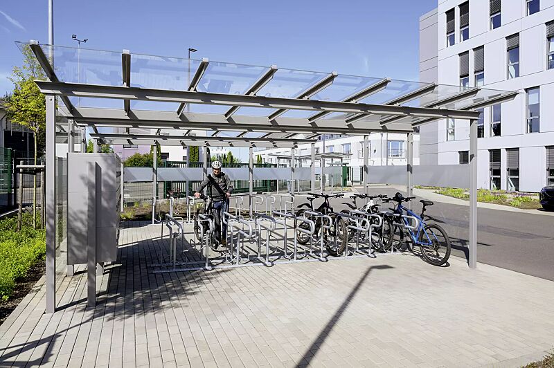 fahrradueberdachung-pegasus__shoKAT0077345 Fahrradüberdachung PEGASUS, Dachbreite x Dachtiefe 6300 mm x 2250 mm bzw. 4500 mm, Rück- und Seitenwand ESG, Klarglas, Schließfachanlage SECURE, Fahrradparker HEDLAND, Stahlkonstruktion in RAL 9007 graualuminium