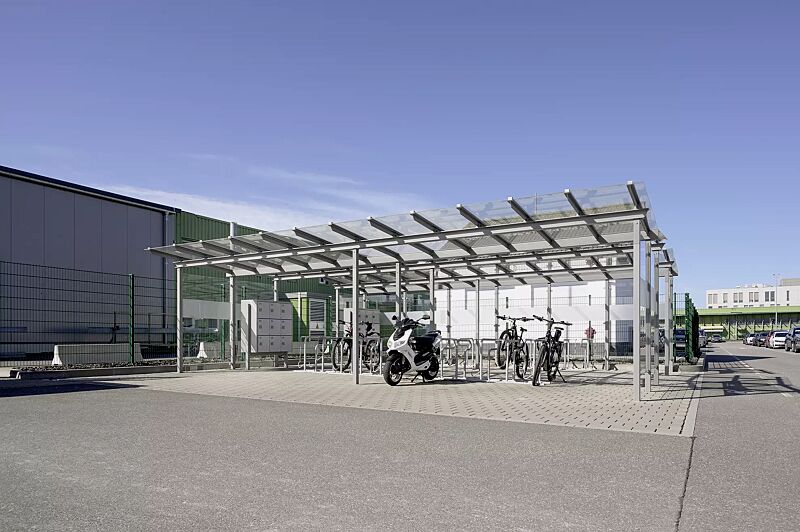 fahrradueberdachung-pegasus__shoKAT0077346 Fahrradüberdachung PEGASUS, Dachbreite x Dachtiefe 9300 mm x 2250 mm bzw. 4500 mm, Rück- und Seitenwand ESG, Klarglas, Schließfachanlage SECURE, Fahrradparker HEDLAND, Stahlkonstruktion in RAL 9007 graualuminium