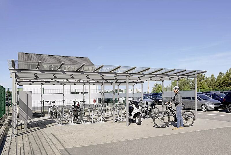 fahrradueberdachung-pegasus__shoKAT0077347 Fahrradüberdachung PEGASUS, Dachbreite x Dachtiefe 9300 mm x 2250 mm bzw. 4500 mm, Rück- und Seitenwand ESG, Klarglas, Schließfachanlage SECURE, Fahrradparker HEDLAND, Stahlkonstruktion in RAL 9007 graualuminium