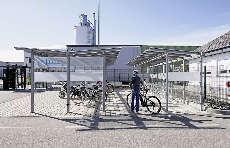 fahrradueberdachung-pegasus__shoKAT0077348 Fahrradüberdachung PEGASUS, Dachbreite x Dachtiefe 9300 mm x 2250 mm bzw. 4500 mm, Rück- und Seitenwand ESG, Klarglas, Schließfachanlage SECURE, Fahrradparker HEDLAND, Stahlkonstruktion in RAL 9007 graualuminium