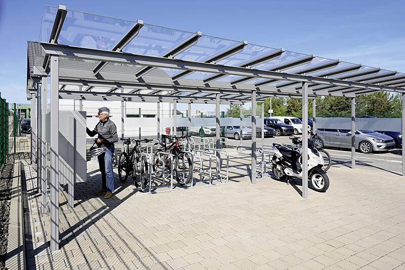 fahrradueberdachung-pegasus__shoKAT0077349 Fahrradüberdachung PEGASUS, Dachbreite x Dachtiefe 9300 mm x 2250 mm bzw. 4500 mm, Rück- und Seitenwand ESG, Klarglas, Schließfachanlage SECURE, Fahrradparker HEDLAND, Stahlkonstruktion in RAL 9007 graualuminium
