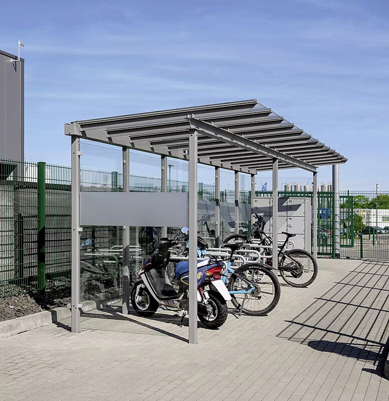 fahrradueberdachung-pegasus__shoKAT0077350 Fahrradüberdachung PEGASUS, Dachbreite x Dachtiefe 9300 mm x 2250 mm, Rück- und Seitenwand ESG, Klarglas, Schließfachanlage SECURE, Fahrradparker HEDLAND, Stahlkonstruktion in RAL 9007 graualuminium
