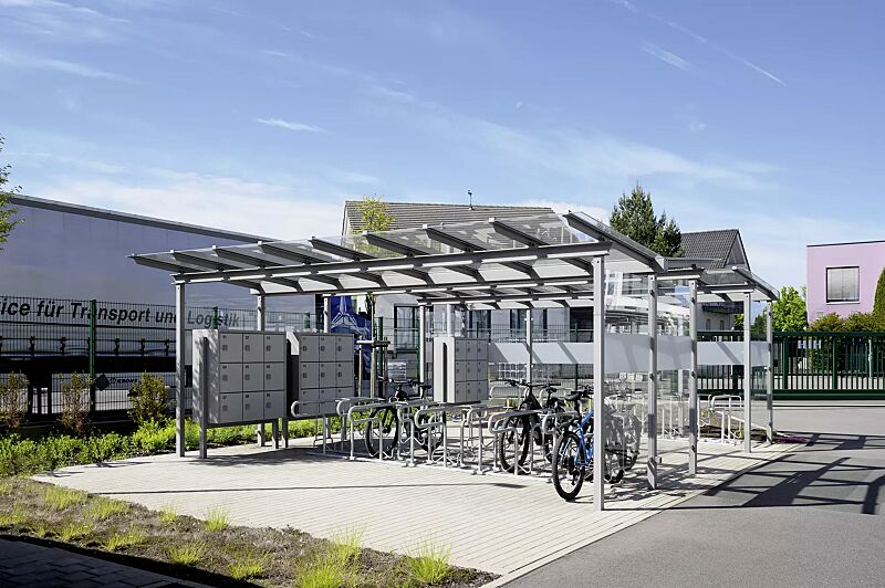 fahrradueberdachung-pegasus__shoKAT0077351 Fahrradüberdachung PEGASUS, Dachbreite x Dachtiefe 6300 mm x 2250 mm bzw. 4500 mm, Rück- und Seitenwand ESG, Klarglas, Schließfachanlage SECURE, Fahrradparker HEDLAND, Stahlkonstruktion in RAL 9007 graualuminium