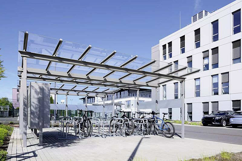 fahrradueberdachung-pegasus__shoKAT0077352 Fahrradüberdachung PEGASUS, Dachbreite x Dachtiefe 6300 mm x 2250 mm bzw. 4500 mm, Rück- und Seitenwand ESG, Klarglas, Schließfachanlage SECURE, Fahrradparker HEDLAND, Stahlkonstruktion in RAL 9007 graualuminium