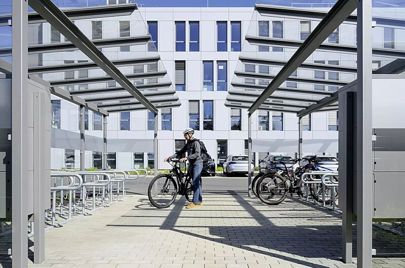 fahrradueberdachung-pegasus__shoKAT0077353 Fahrradüberdachung PEGASUS, Dachbreite x Dachtiefe 6300 mm x 2250 mm bzw. 4500 mm, Rück- und Seitenwand ESG, Klarglas, Schließfachanlage SECURE, Fahrradparker HEDLAND, Stahlkonstruktion in RAL 9007 graualuminium