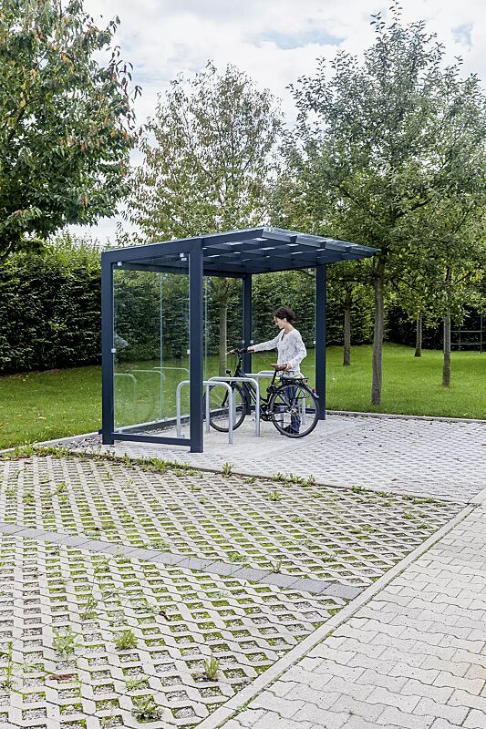 Fahrradüberdachung PICTOR, Dachbreite x Dachtiefe 3500 mm x 2250 mm, Rück- / Seitenwände ESG, Klarglas, Anlehnbügel FLORIDA, Stahlkonstruktion in RAL 7016 anthrazitgrau