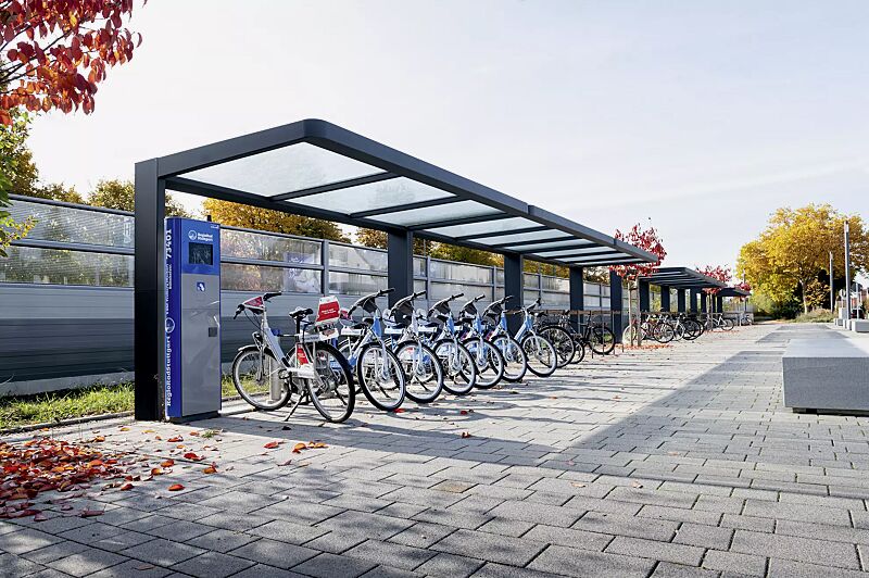 fahrradueberdachung-pure__shoKAT0065754 Fahrradüberdachung PURE mit Pultdach, auftragsbezogene Anpassung Dachbreite x Dachtiefe 12000 mm x 2250 mm, bauseitige Fahrradverleihstation, Stahlkonstruktion in RAL 7016 anthrazitgrau