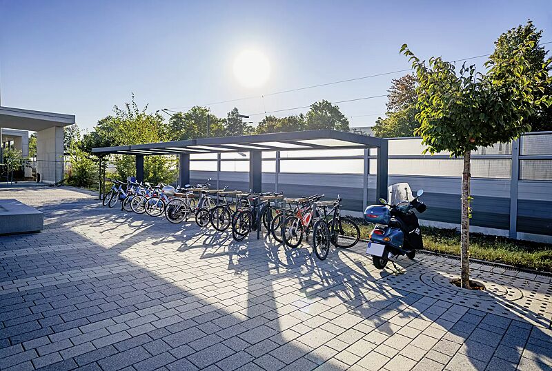 fahrradueberdachung-pure__shoKAT0065757 Fahrradüberdachung PURE mit Pultdach, auftragsbezogene Anpassung Dachbreite x Dachtiefe 12000 mm x 2250 mm, bauseitige Fahrradverleihstation, Stahlkonstruktion in RAL 7016 anthrazitgrau
