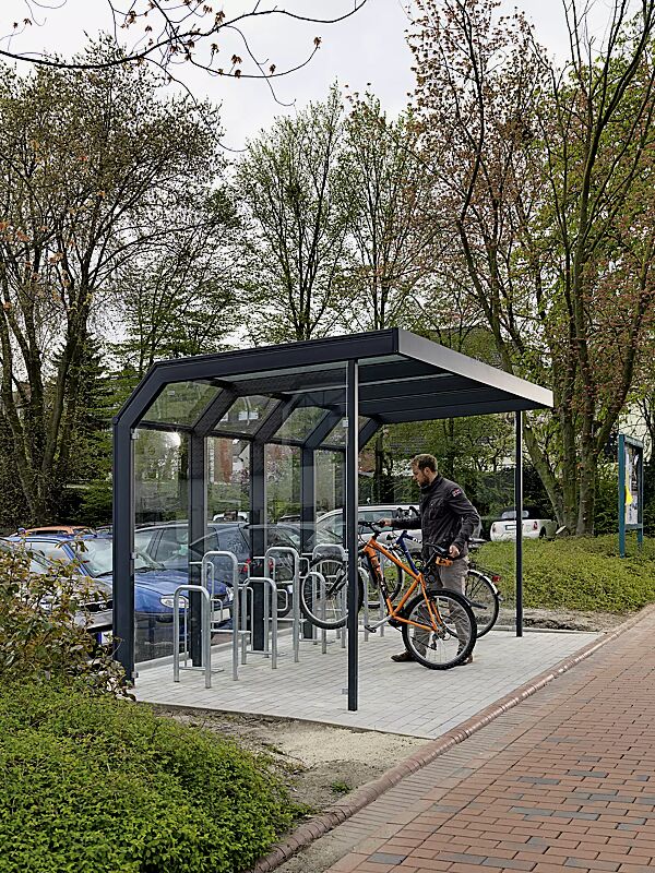 Fahrradüberdachung SATURN, Dachbreite x Dachtiefe 4060 mm x 2300 mm, mit Rück- und Seitenwänden aus ESG, Klarglas, mit Fahrradparker MISSOURI, Stahlkonstruktion in RAL 7016 anthrazitgrau