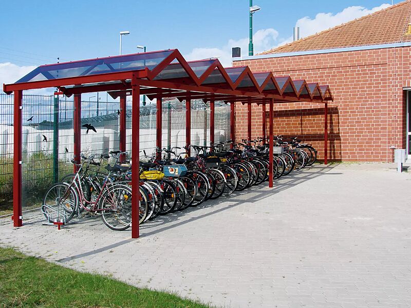 Fahrradüberdachung TANGENTA, einseitig, auftragsbezogene Anpassung mit Unterzug und Seitenwandtiefe von 2100 mm, Dachbreite x Dachtiefe 12200 mm x 2250 mm, Rück- / Seitenwände ESG, Klarglas, auftragsbezogene Dachverglasung in bronce, Stahlkonstruktion ...