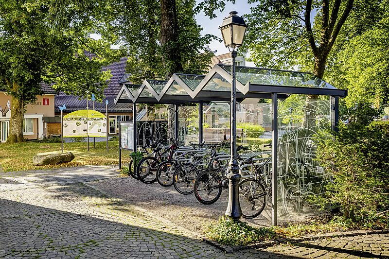 Fahrradüberdachung TANGENTA, Dachbreite x Dachtiefe 6200 mm x 2250 mm, Seiten- / Rückwände ESG, Klarglas, Fahrradständer SALVADOR, Stahlkonstruktion in RAL 7040 fenstergrau