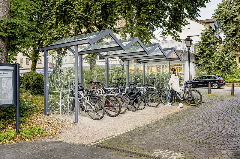 Fahrradüberdachung TANGENTA, Dachbreite x Dachtiefe 6200 mm x 2250 mm, Seiten- / Rückwände ESG, Klarglas, Scheibendekoration bauseits, Fahrradständer SALVADOR, Stahlkonstruktion in RAL 7040 fenstergrau