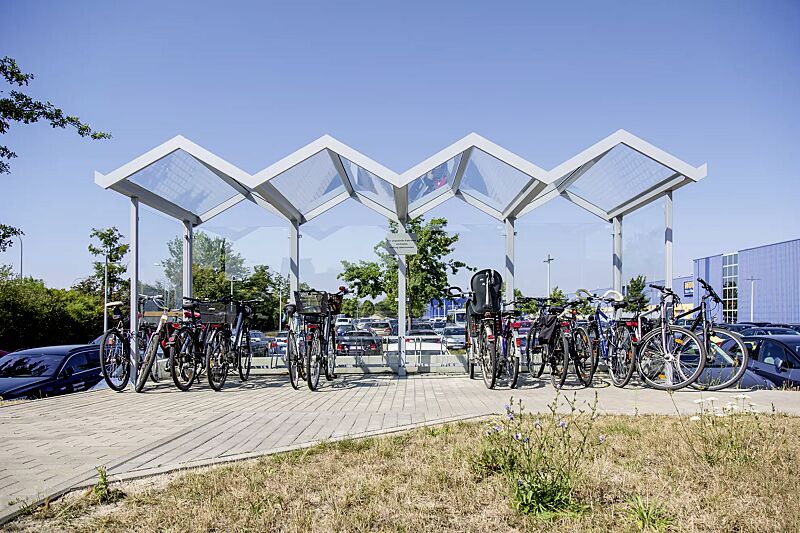 Fahrradüberdachung TANGENTA, Dachbreite x Dachtiefe 6200 mm x 2250 mm, Seiten- / Rückwände ESG, Klarglas, Fahrradständer SALVADOR, Stahlkonstruktion in RAL 7040 fenstergrau