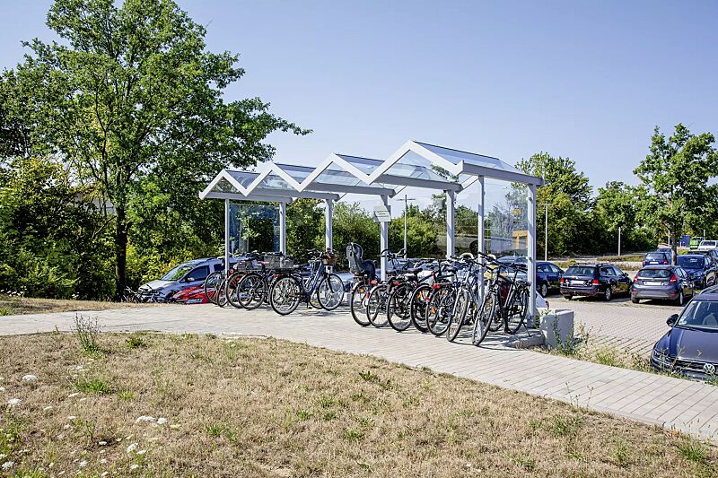Fahrradüberdachung TANGENTA, Dachbreite x Dachtiefe 6200 mm x 2250 mm, Seiten- / Rückwände ESG, Klarglas, Fahrradständer SALVADOR, Stahlkonstruktion in RAL 7040 fenstergrauFahrradüberdachung TANGENTA, Dachbreite x Dachtiefe 6200 mm x 2250 mm, Stahlkons...