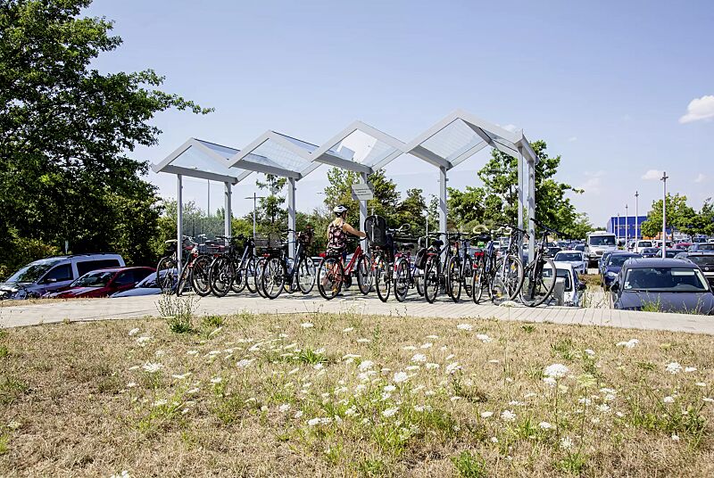 Fahrradüberdachung TANGENTA, Dachbreite x Dachtiefe 6200 mm x 2250 mm, Seiten- / Rückwände ESG, Klarglas, Fahrradständer SALVADOR, Stahlkonstruktion in RAL 7040 fenstergrau