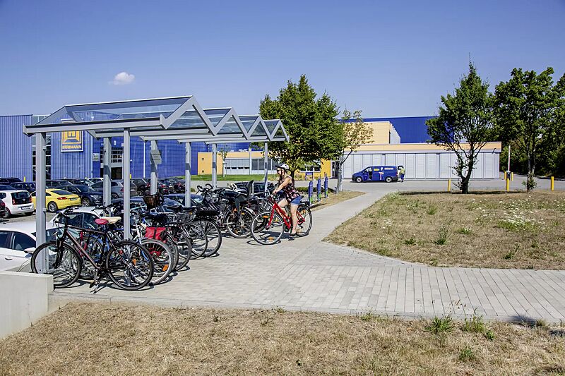 Fahrradüberdachung TANGENTA, Dachbreite x Dachtiefe 6200 mm x 2250 mm, Seiten- / Rückwände ESG, Klarglas, Fahrradständer SALVADOR, Stahlkonstruktion in RAL 7040 fenstergrau