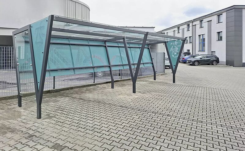 Fahrradüberdachung TAURI mit Pultdach, Dachbreite x Dachtiefe 7800 mm x 2500 mm, Rückwand perforiertes Stahlblech in RAL 5018 türkisblau, Seitenwände ESG, Klarglas bzw. perforiertes Stahlblech in RAL 5018 türkisblau, Stahlkonstruktion in RAL 7024 graph...