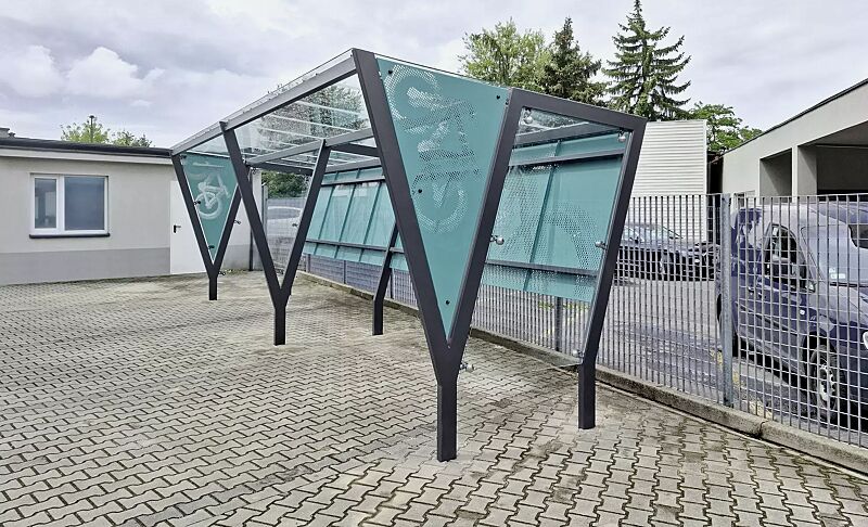 Fahrradüberdachung TAURI mit Pultdach, Dachbreite x Dachtiefe 7800 mm x 2500 mm, Rückwand perforiertes Stahlblech in RAL 5018 türkisblau, Seitenwände ESG, Klarglas bzw. perforiertes Stahlblech in RAL 5018 türkisblau, Stahlkonstruktion in RAL 7024 graph...