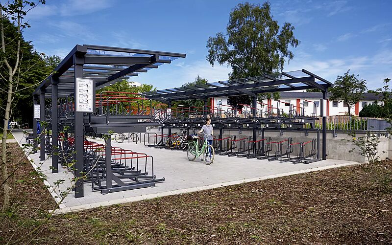 fahrradueberdachung-tucana-fuer-doppelstock-fahrradparksysteme__shoKAT0064604 Fahrradüberdachung TUCANA für Doppelstock-Fahrradparksysteme, 2 Anlagen, Dachbreite x Dachtiefe 10600 mm x 2300 mm (auftragsbezogene Anpassung), Doppelstock-Fahrradparksystem FLEXHUB, Stahlkonstruktion in DB 703 eisenglimmer