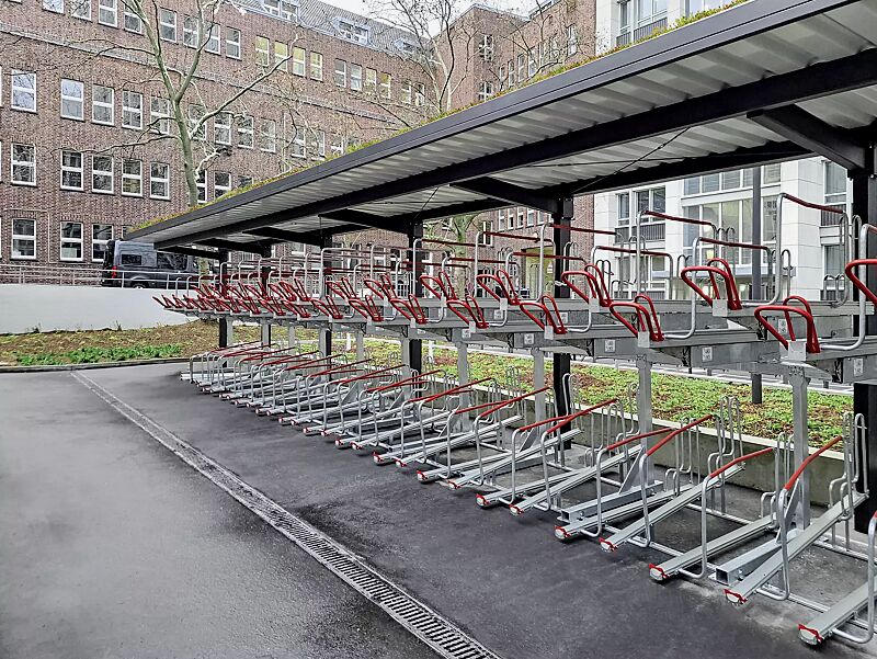 Fahrradüberdachung TUCANA GREEN für Doppelstock-Fahrradparksysteme, auftragsbezogene Anpassung, Dachbreite x Dachtiefe 24300 mm x 2300 mm, Dachbegrünungssystem MOBIROOF ECO, Doppelstock-Fahrradparksystem FLEXHUB, Stahlkonstruktion DB 703 eisenglimmer
